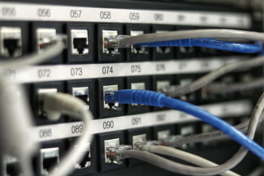 Netzwerkkabel in einem Rack stehen stellvertretend fuer Nginx-Webserver und Reverse-Proxy-Infrastruktur
