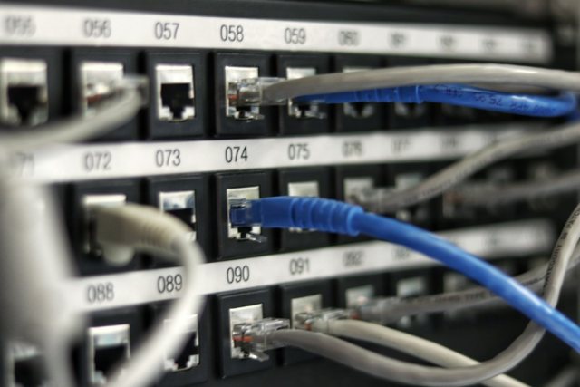 Netzwerkkabel in einem Rack stehen stellvertretend fuer Nginx-Webserver und Reverse-Proxy-Infrastruktur