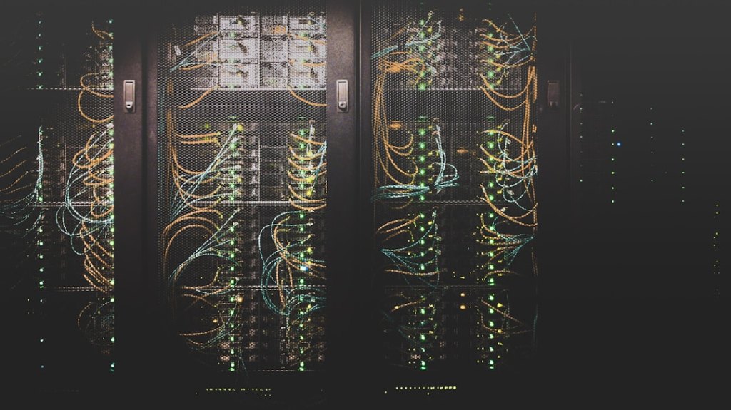 Server-Rack im Rechenzentrum – Symbolbild für Windows-Server-Domänencontroller