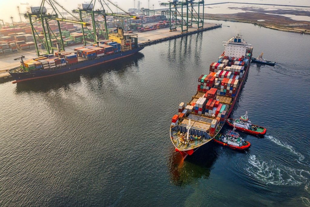 Container-Stapel symbolisieren das Docker-Container-Oekosystem und den neuen MCP Catalog