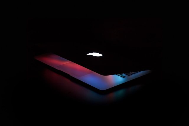 Geöffnetes Terminal auf einem MacBook – Symbolbild für ClickFix-Paste-Angriffe