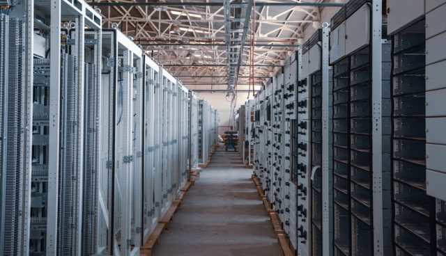 Rechenzentrum mit beleuchteten Server-Reihen symbolisiert globale IT-Investitionen 2026