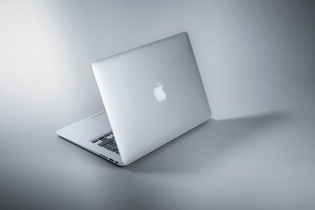 MacBook auf einem Schreibtisch steht stellvertretend fuer Apples Sicherheits-Updates fuer macOS und iOS