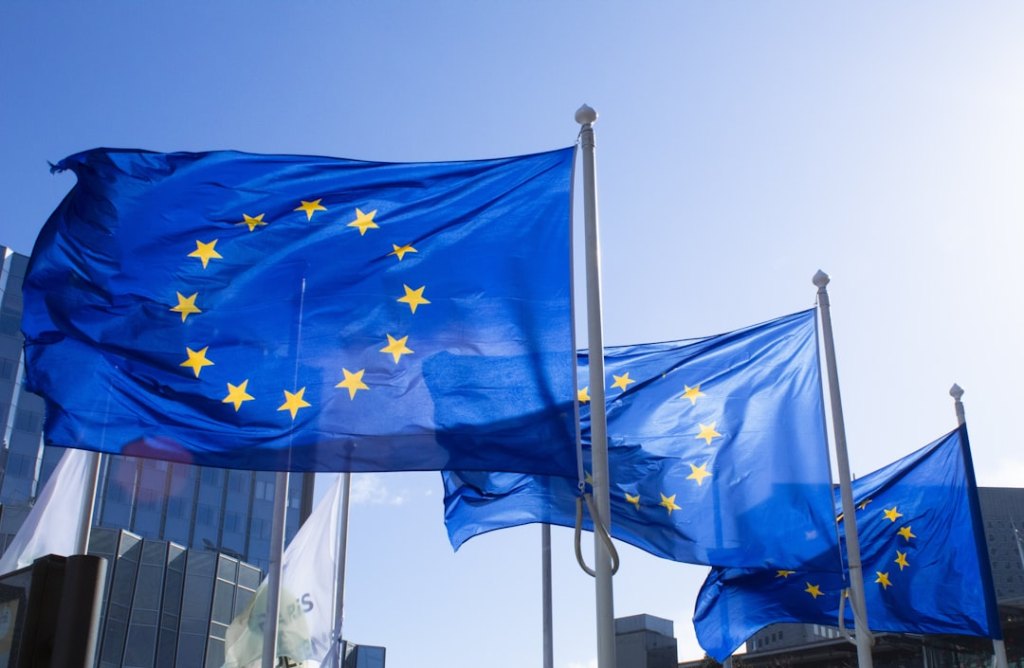 Europaeische Flaggen vor einem Gebaeude als Sinnbild fuer digitale Souveraenitaet und europaeische IT-Anbieter