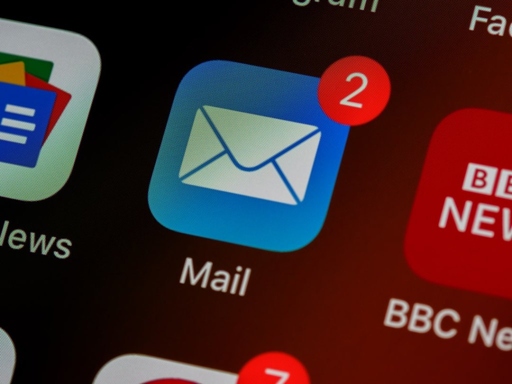 E-Mail-Symbol auf einem dunklen Bildschirm als Sinnbild fuer einen Exim-Mailserver
