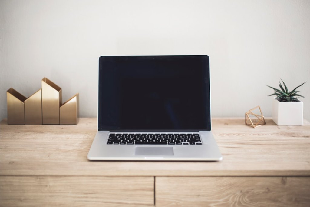 Notebook mit Windows-Oberflaeche steht stellvertretend fuer den monatlichen Microsoft-Patchday