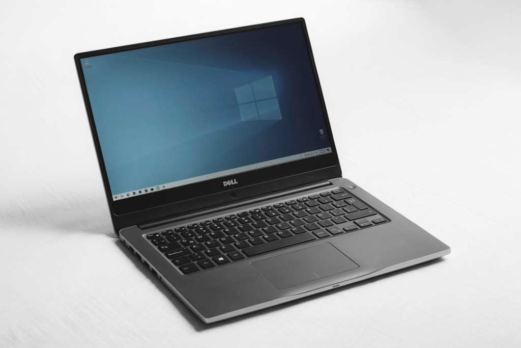 Notebook mit blauer Windows-Hintergrundgrafik als Symbolbild für das optionale Mai-Update für Windows 11.