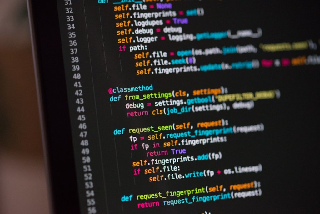 Quellcode auf Monitor – Symbolbild für KI-gestützte Schwachstellensuche