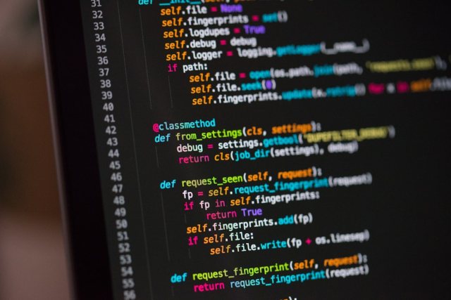 Quellcode auf Monitor – Symbolbild für KI-gestützte Schwachstellensuche