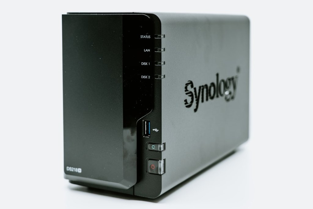 Synology-NAS im Serverschrank – Symbolbild für Portainer-Installation
