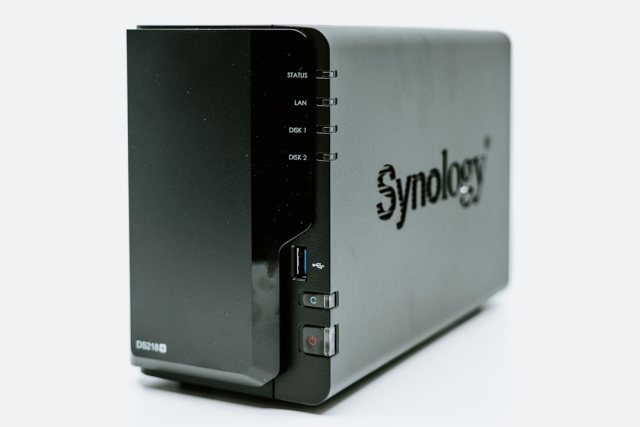 Synology-NAS im Serverschrank – Symbolbild für Portainer-Installation