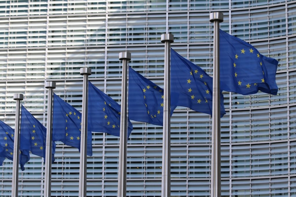 Flaggen vor dem Bruesseler EU-Quartier als Symbolbild fuer die Verschiebung der Hochrisiko-Regeln des AI Act.