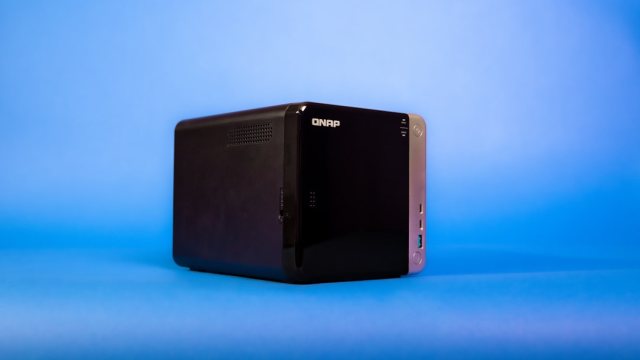 NAS-Geraet mit Festplatten-Bays steht stellvertretend fuer Synology DSM-Updates