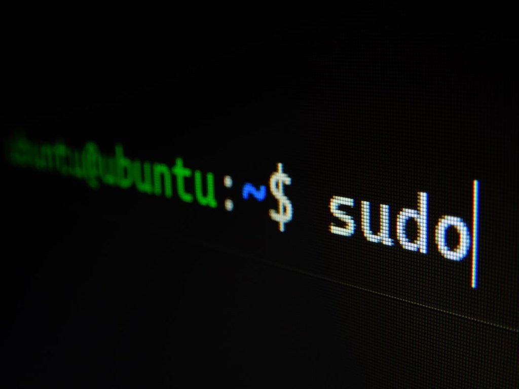 Linux-Terminal mit Konsolen-Ausgabe symbolisiert den neuen Kernel 7.0