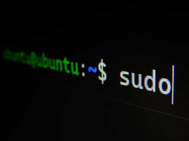 Linux-Terminal mit Konsolen-Ausgabe symbolisiert den neuen Kernel 7.0