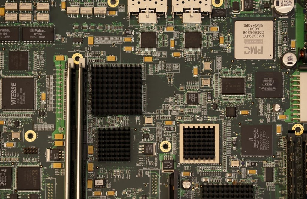 Server-Mainboard mit PCIe-Steckplätzen als Sinnbild für den Einbau eines AI-Beschleunigers