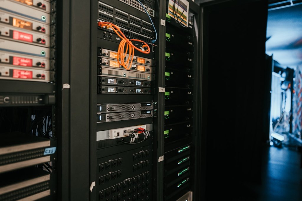 Netzwerk-Storage im Regal – Symbolbild für Synology-NAS