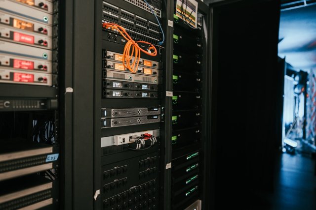Netzwerk-Storage im Regal – Symbolbild für Synology-NAS