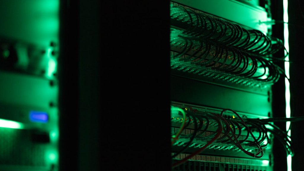 Modulare Docker-Container-Architektur in einem Serverraum mit blau-violettem Neonlicht