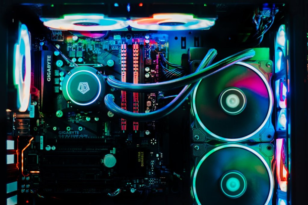 Server-Mainboard mit CPU und RAM-Modulen für den Hardware-Stresstest unter Linux