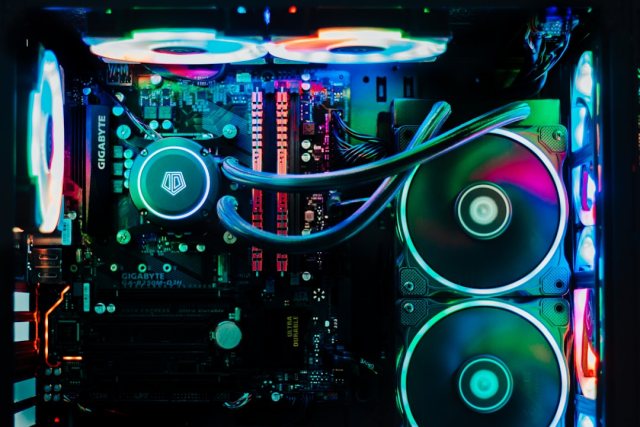 Server-Mainboard mit CPU und RAM-Modulen für den Hardware-Stresstest unter Linux