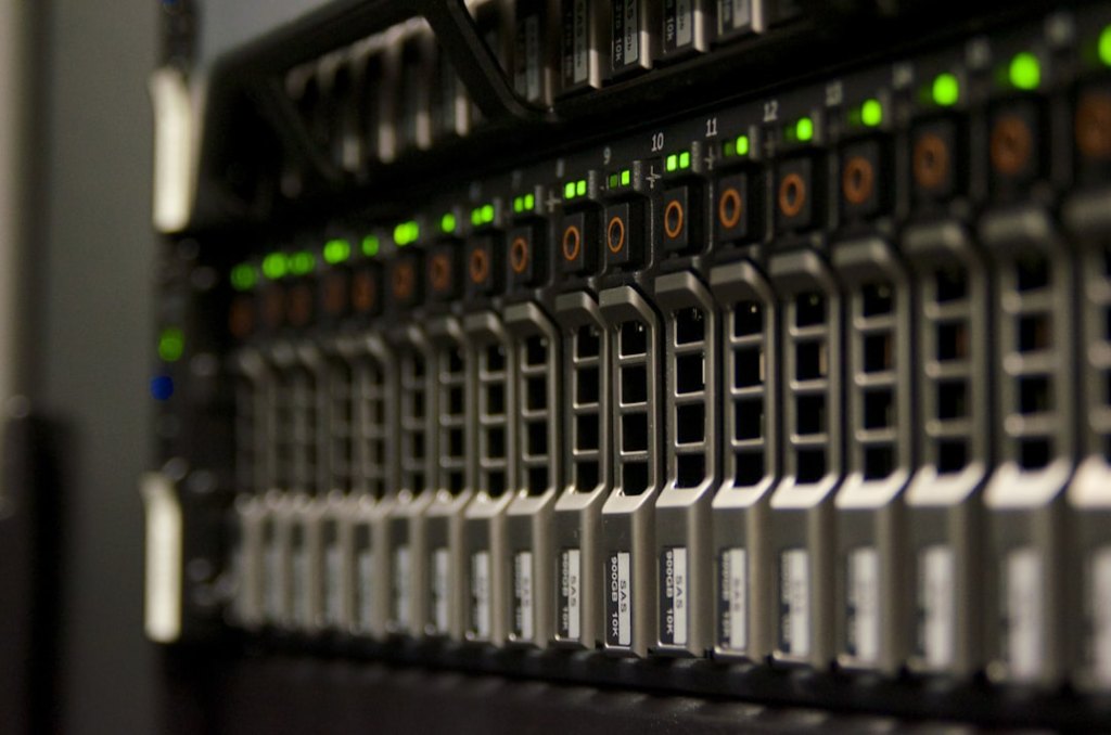 Serverschränke in einem Rechenzentrum als Symbol für zentralen iSCSI-Shared-Storage