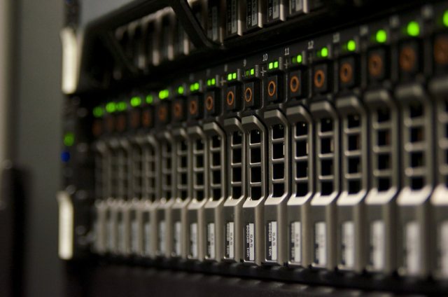Serverschränke in einem Rechenzentrum als Symbol für zentralen iSCSI-Shared-Storage