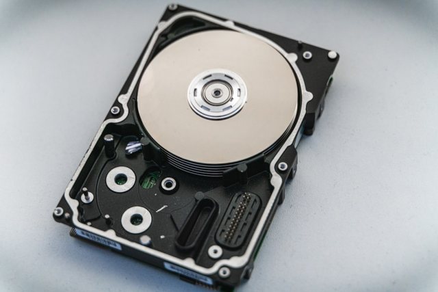 Externe USB-Festplatte und Server als Teil einer 3-2-1-Backup-Strategie