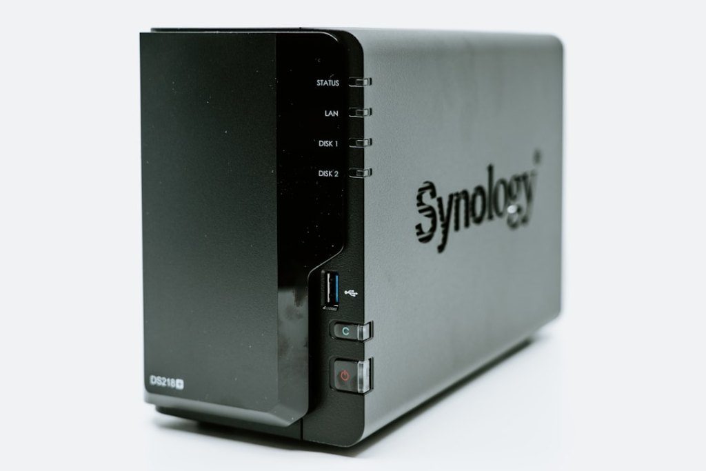 Synology NAS mit Docker-Container-Dashboard in blauem Licht