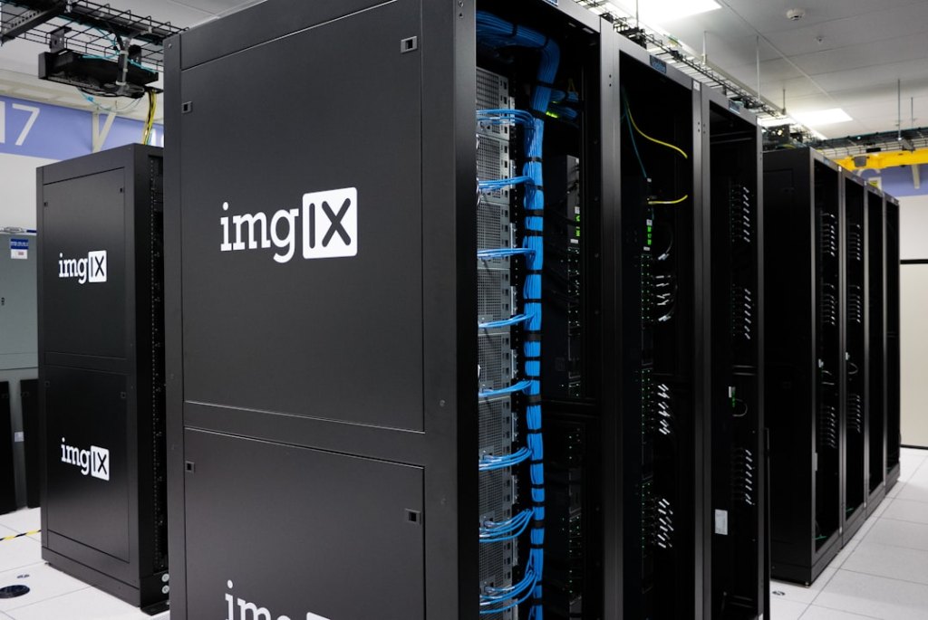 Linux-Server im Rechenzentrum für das Self-Hosting der Dify KI-Plattform mit Docker