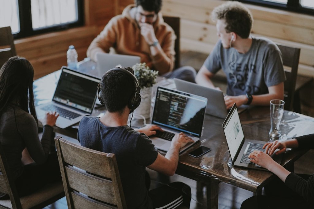 Mitarbeiter eines mittelständischen Unternehmens arbeiten mit Microsoft Teams zusammen