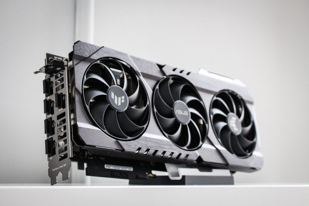 GPU-Server im Rack für KI-Bildgenerierung mit ComfyUI