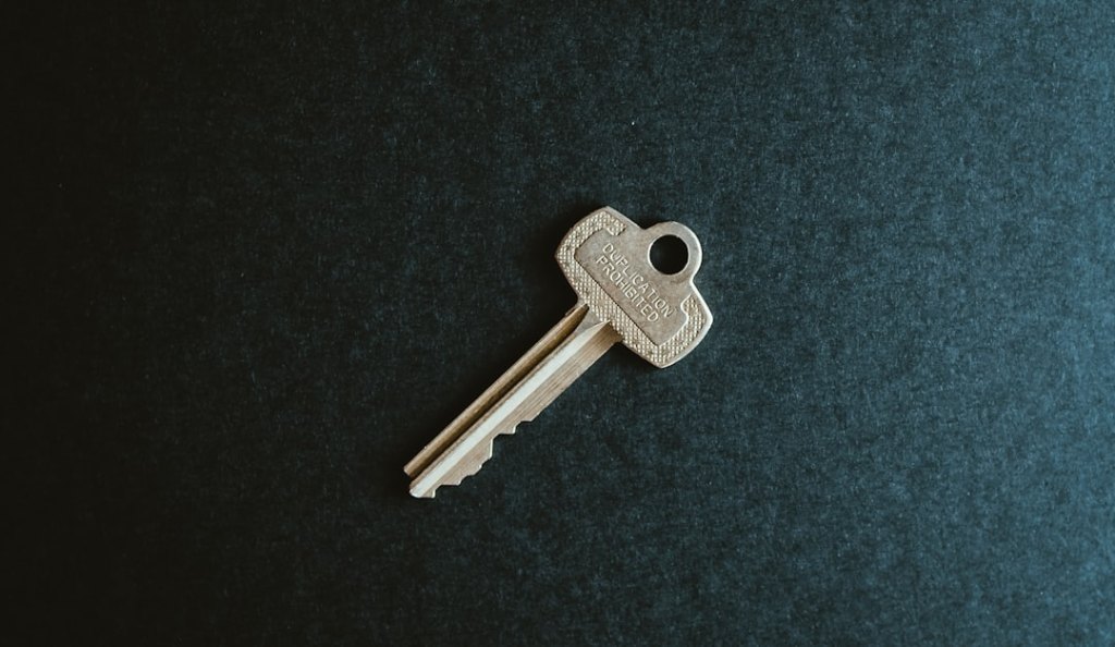 Terminal-Fenster mit SSH-Verbindung und Schlüsseldatei-Ausgabe