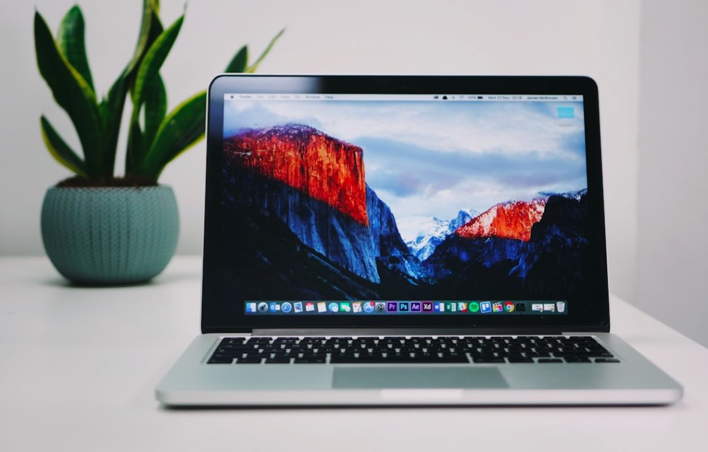 Mitarbeiter richtet neuen Windows-Laptop per Autopilot ein