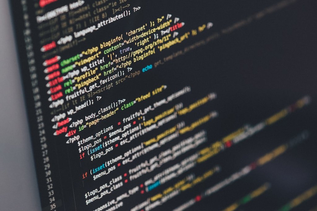 Laptop mit Programmcode und Fehlermeldung auf dem Bildschirm