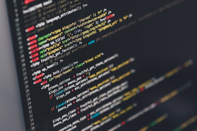 Laptop mit Programmcode und Fehlermeldung auf dem Bildschirm