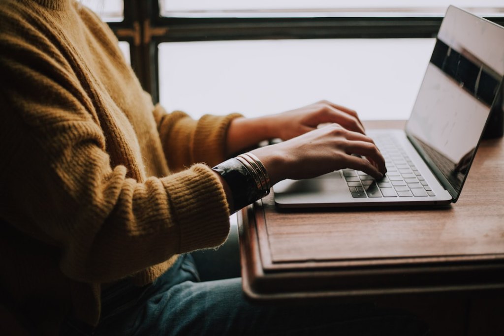 Mitarbeiterin prüft am Laptop eine verdächtige E-Mail vor dem Melden