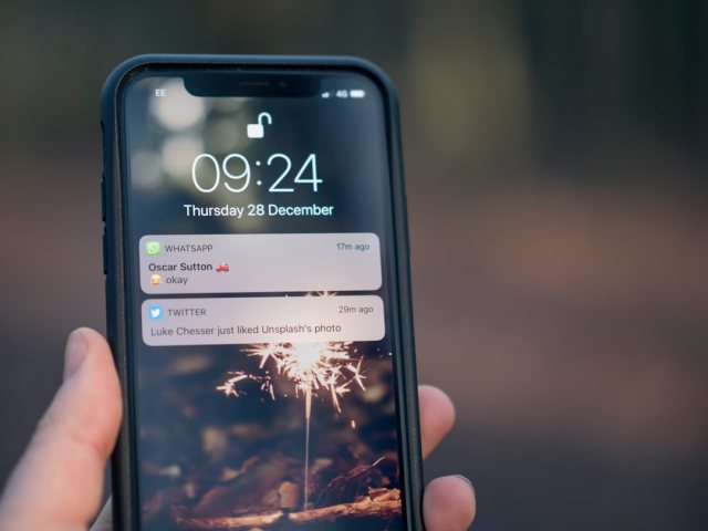 Smartphone mit Push-Benachrichtigung fuer einen Prometheus-Alert