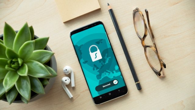 Mitarbeitende melden sich sicher mit Passwortmanager und Passkeys im Unternehmen an