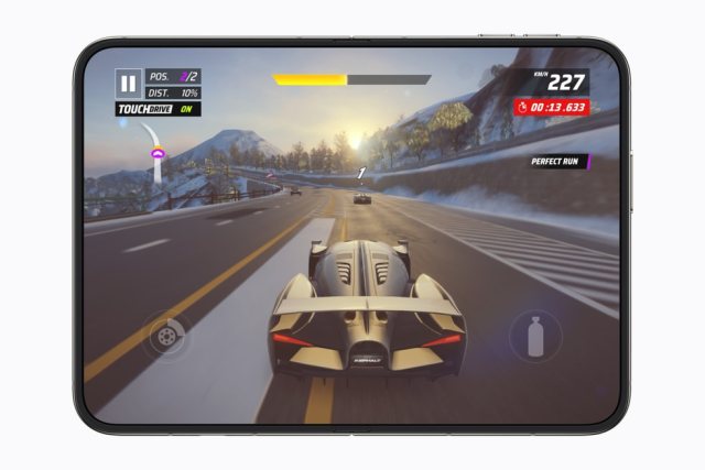 Aufgeklapptes iPhone Duo mit dem Rennspiel Asphalt Legends