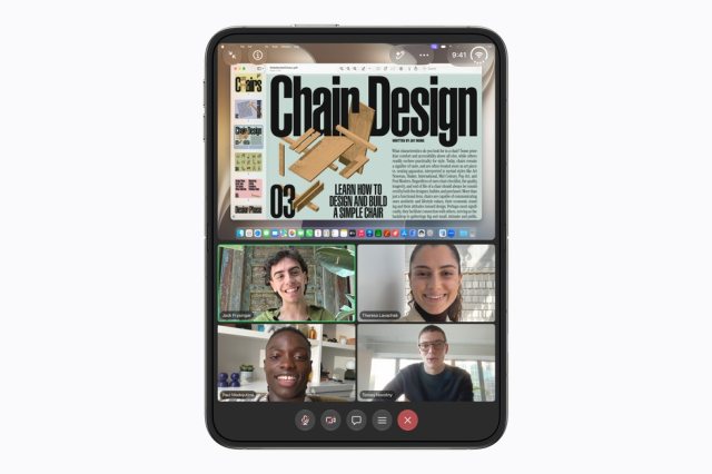 Aufgeklapptes iPhone Duo mit der Zoom-App, geteilte Inhalte und Teilnehmer nebeneinander