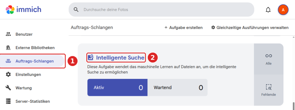 Immich-Administration, Auftrags-Schlangen: Menüpunkt Auftrags-Schlangen (1) und Aufgabe Intelligente Suche (2) mit Zählern Aktiv und Wartend