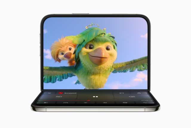 Aufgeklapptes iPhone Duo mit der Netflix-App auf dem Innendisplay