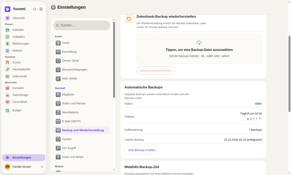 Einstellungsseite Backup und Wiederherstellung mit Upload-Feld für den Restore und aktivem Zeitplan täglich um 02:00 mit sieben Backups