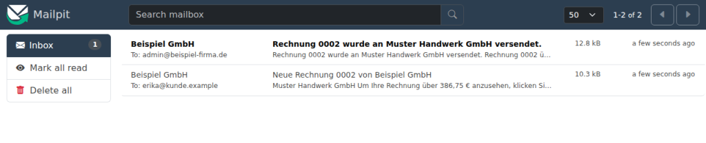 Mailpit-Posteingang mit den Mails Neue Rechnung 0002 von Beispiel GmbH an den Kunden und der Versandbestätigung an den Admin