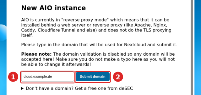 Nextcloud AIO, Bereich New AIO instance: Eingabefeld mit der Domain cloud.example.de (1) und Schaltfläche Submit domain (2)