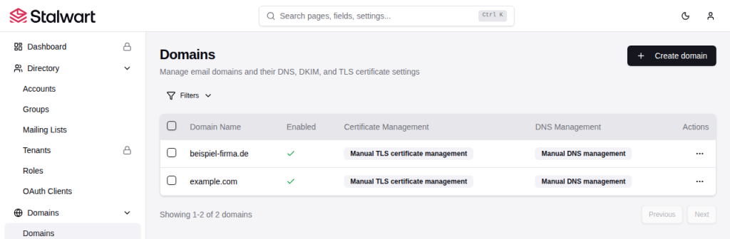 Stalwart-WebUI mit der Domainliste example.com und beispiel-firma.de, jeweils manuelles DNS- und Zertifikatsmanagement