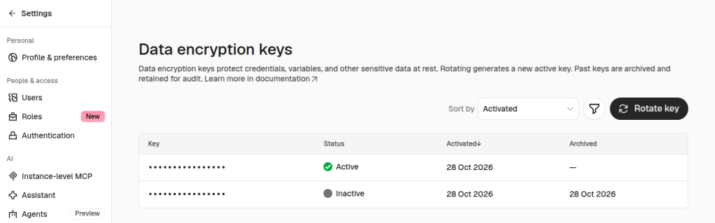 Seite Data encryption keys in n8n 3.0 mit einem aktiven und einem archivierten Schlüssel, Schlüsselwerte maskiert