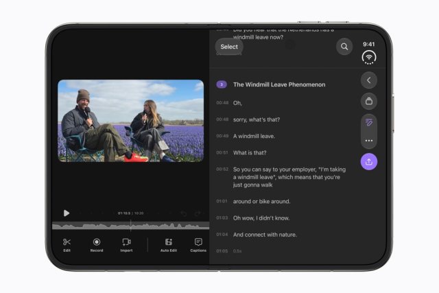 Aufgeklapptes iPhone Duo mit dem Video-Editor Detail, Video und Transkript nebeneinander
